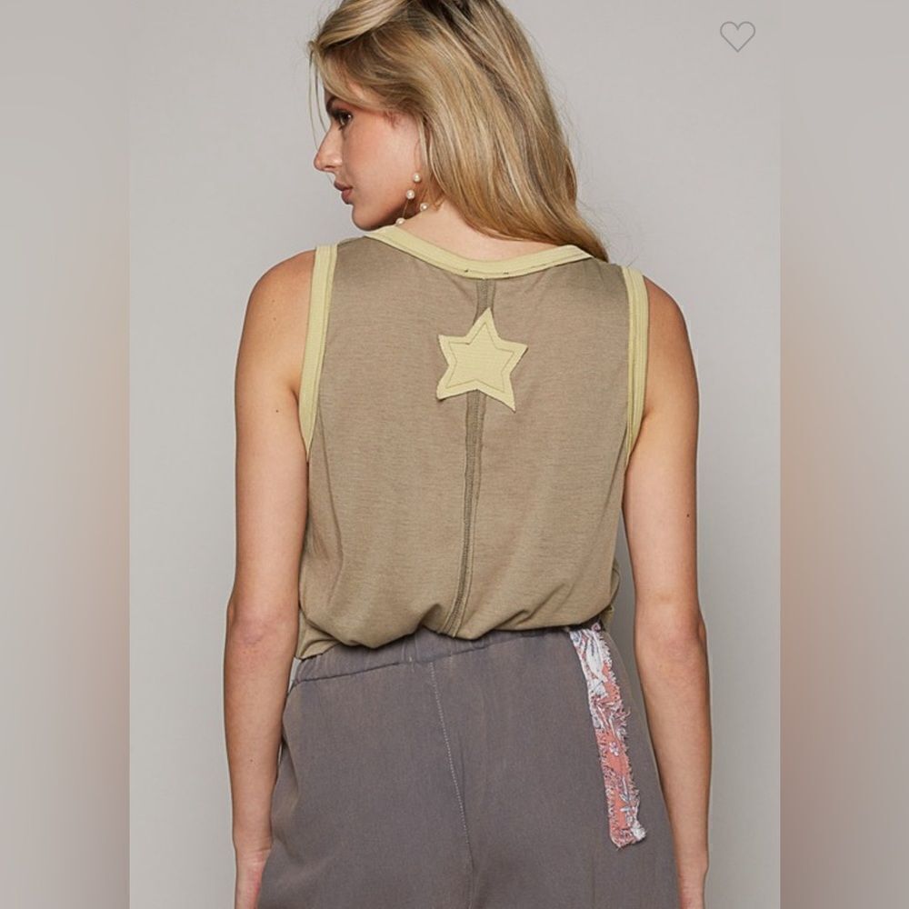 027. STAR PATCHES SLEEVELESS V-NECK - Picture 4 of 8